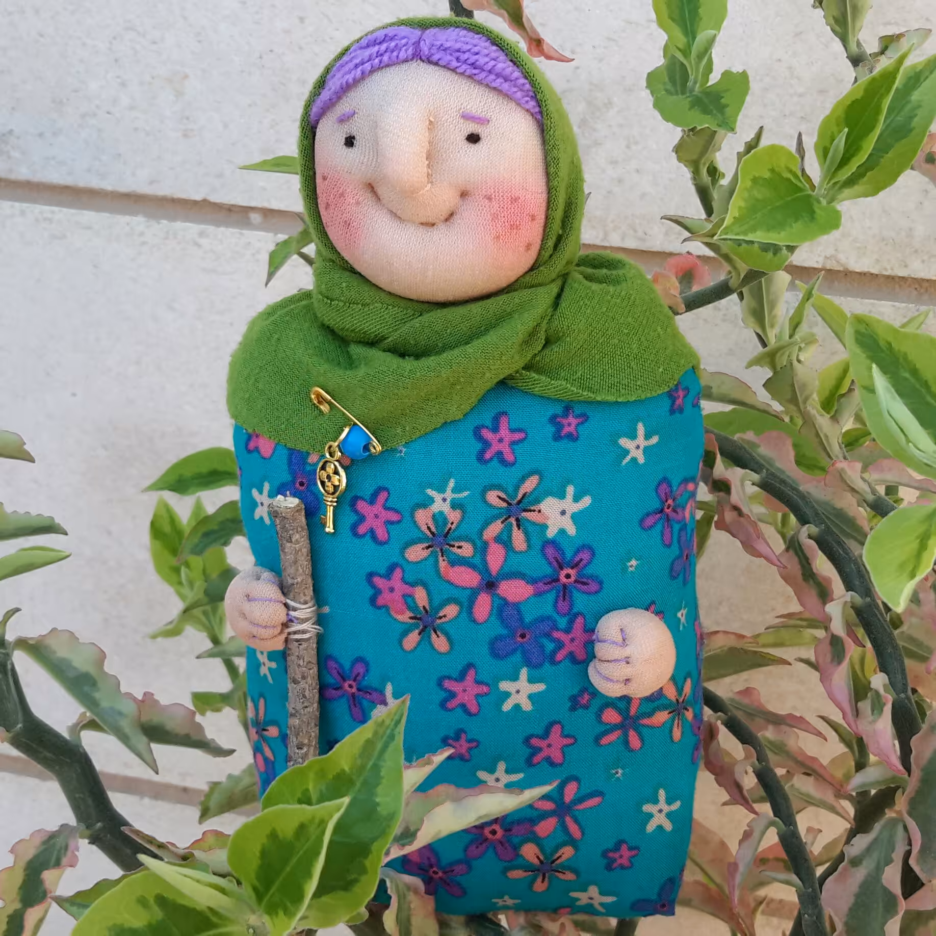 عروسک مادربزرگ عصا به دست  ننه دست دوز سنتی هدیه پارچه گل گلی تزیینی دخترانه زنانه دکوری ارزان نوروز اجیل هفت سین
