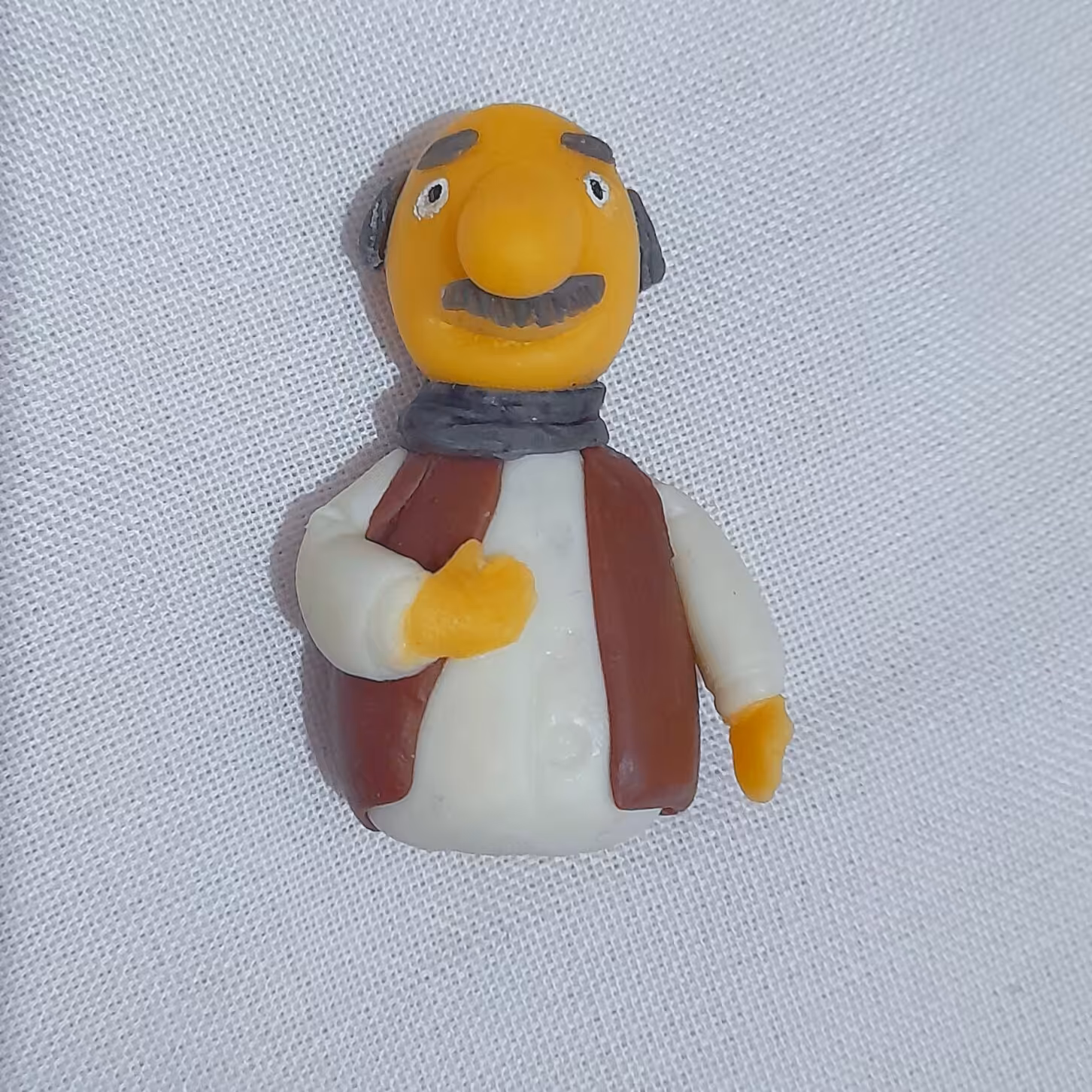 سرسوییچی  اقای همساده کلاه قرمزی