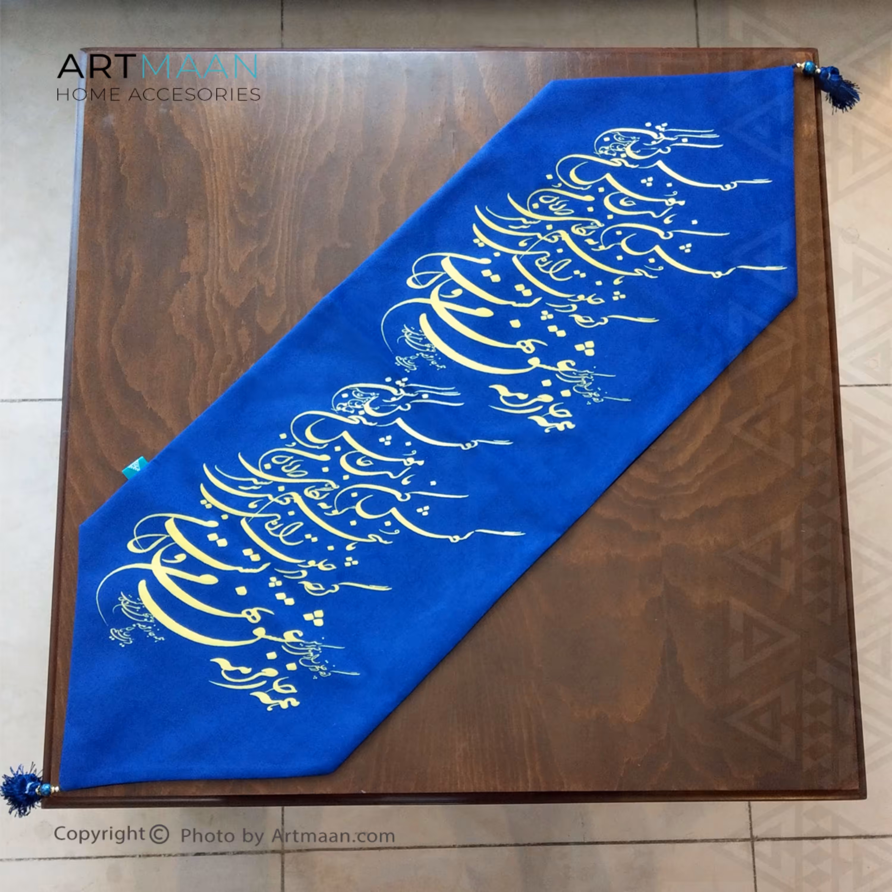 رانر مخمل آستر دار طرح خطاطی سورمه ایی آرت مان سایز 35x135  منگوله دار