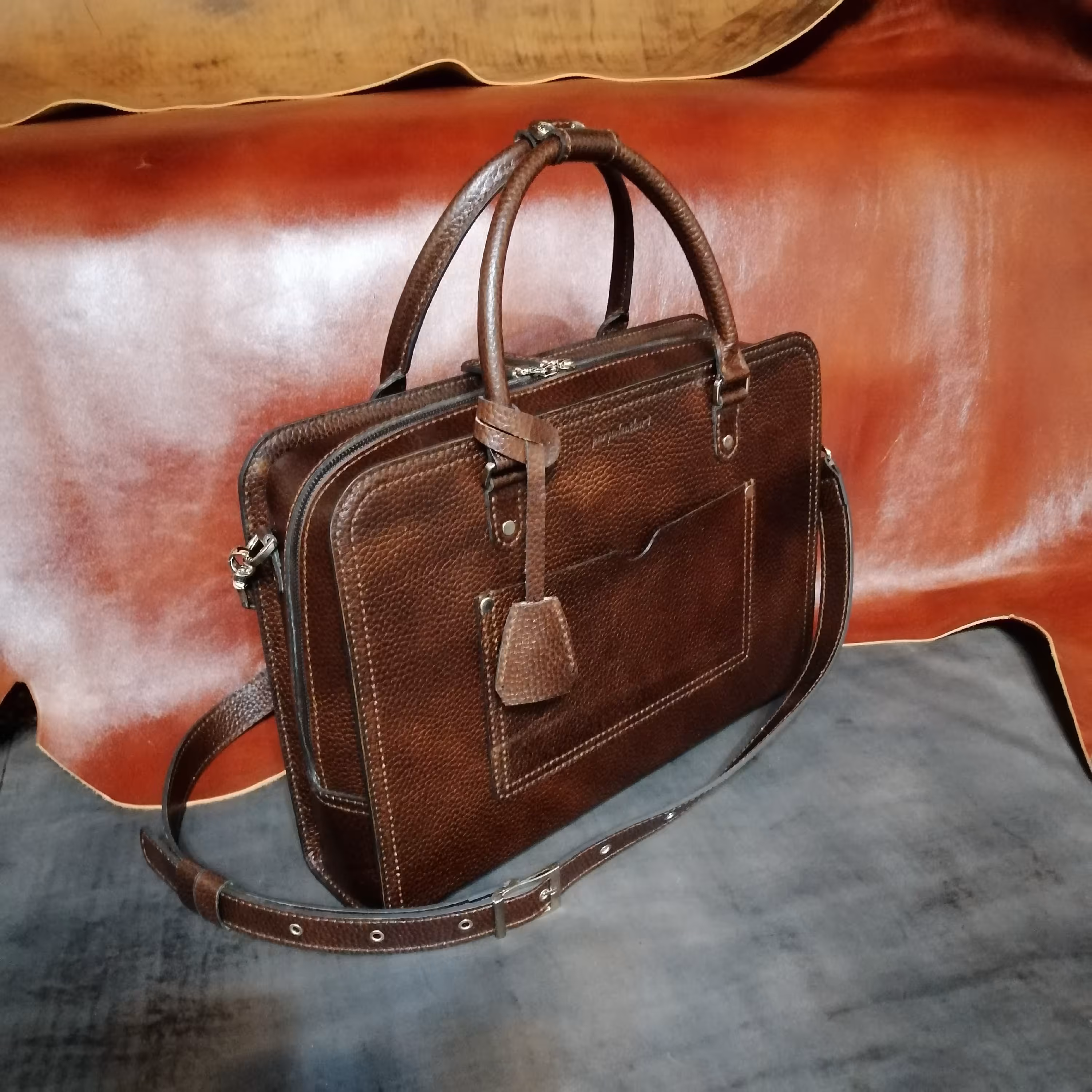 کیف اداری چرم طبیعی دست دوز   پریا    کد  pmb 807 در صورت نیاز شما قابلیت اضافه کردن ضربه گیر لپ تاپ رو داره 