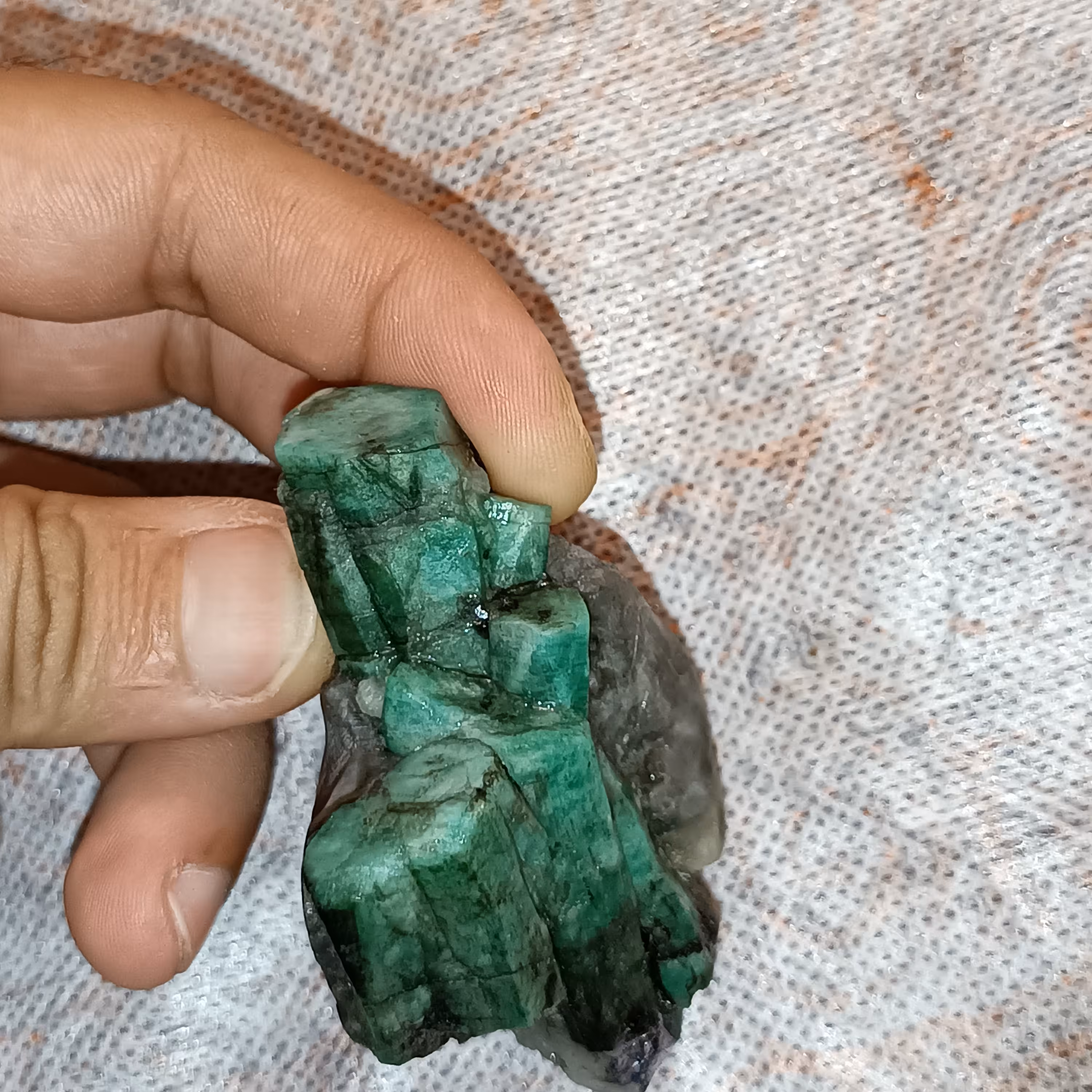 خوشه سنگ زمرد معدنی بزرگ کلکسیونی 6 وجهی چند قلو(بضمانت طبیعی بدون هیت شدن)