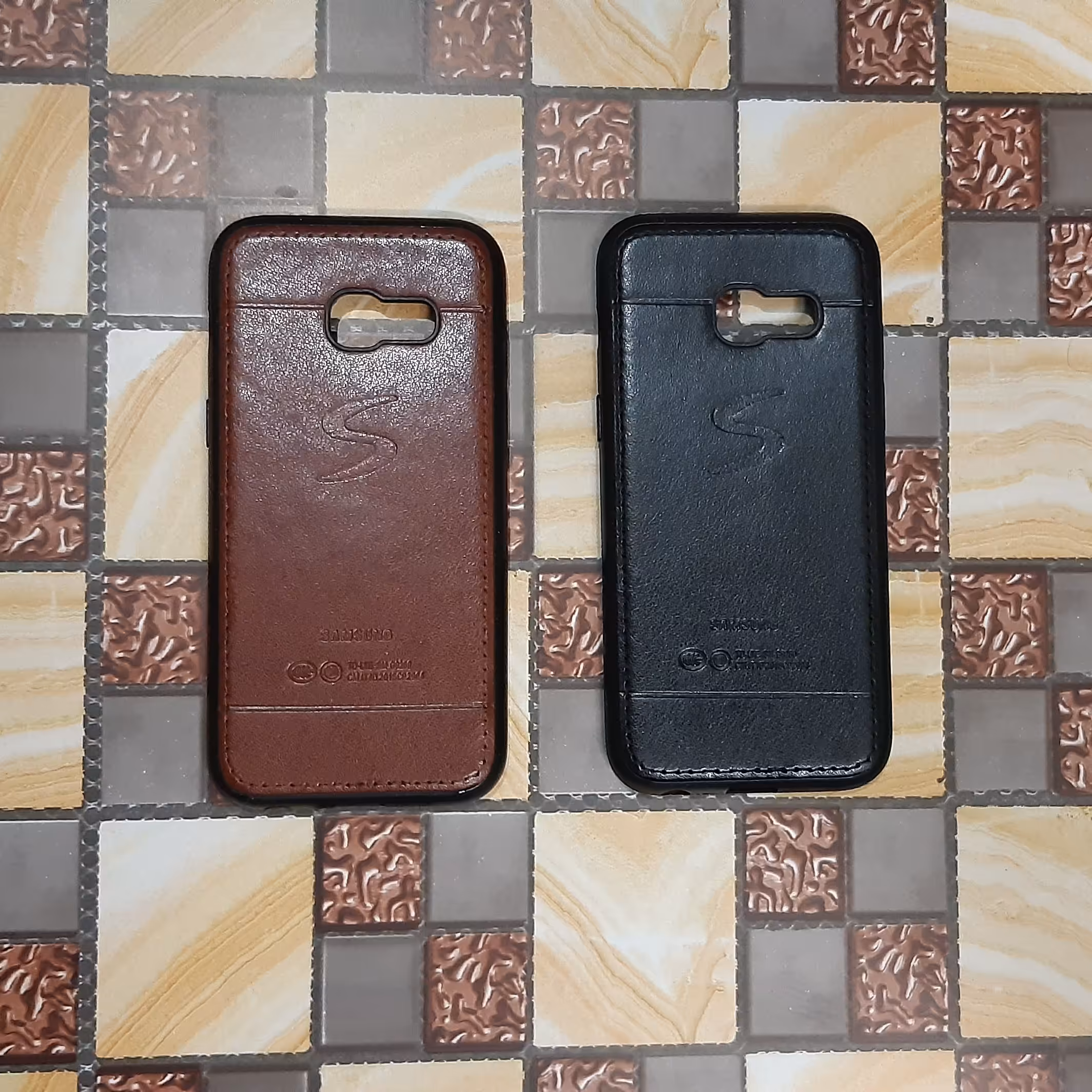 قاب چرم سامسونگ مدل A3 2017 مناسب  برای محافظت از پشت گوشی و خط خش
