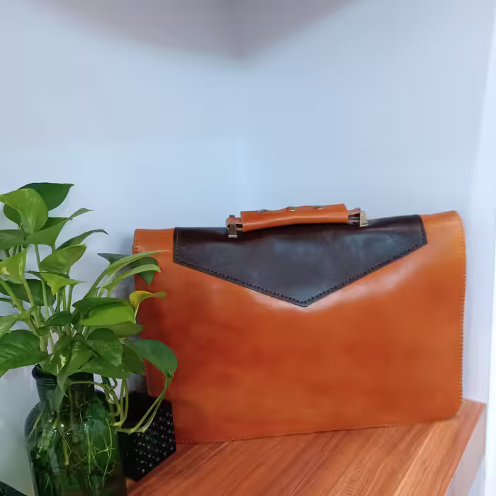 کیف لب تاپ چرم طبیعی دستدوز فوق العاده سبک