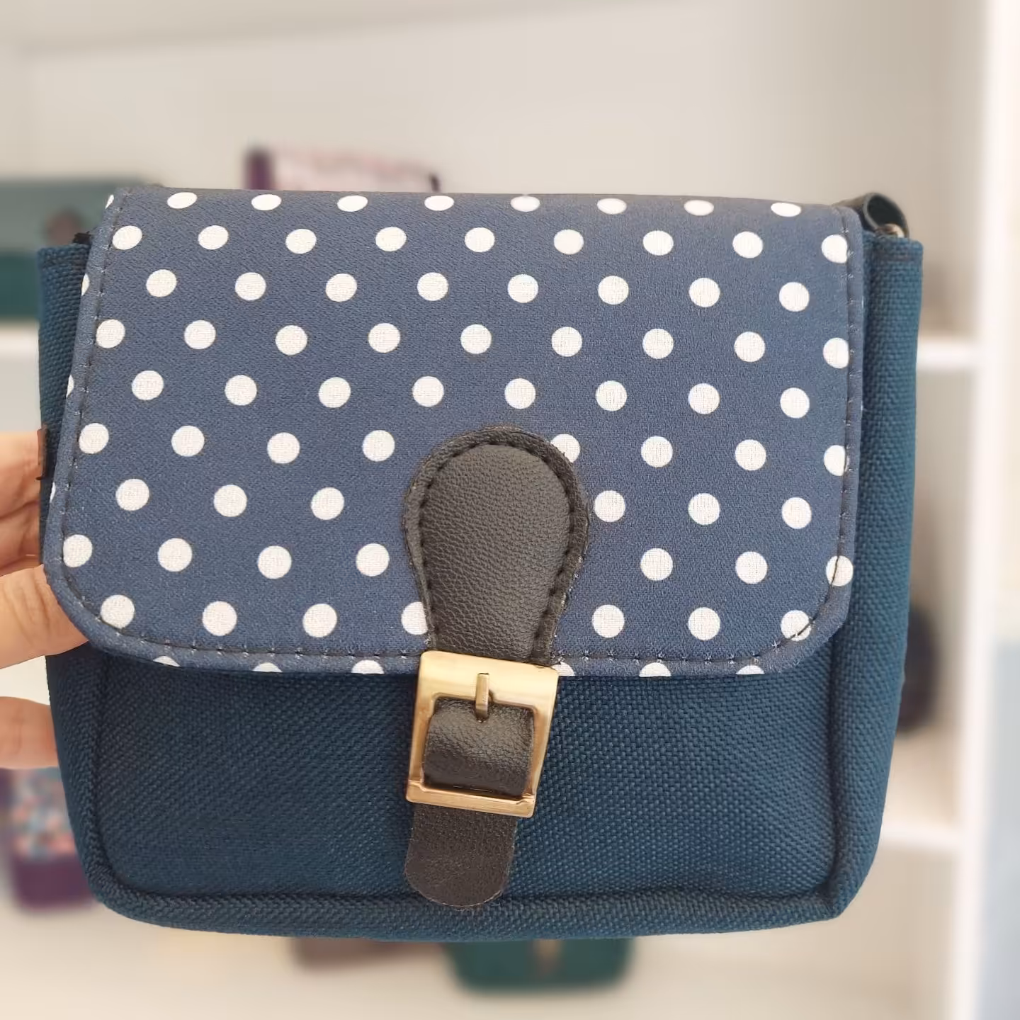 کیف دوشی فانتزی تک سگکی(طرح خاخالی سرمه ای زیبا با خال های سفید). هدیه ی زیبای روز معلم