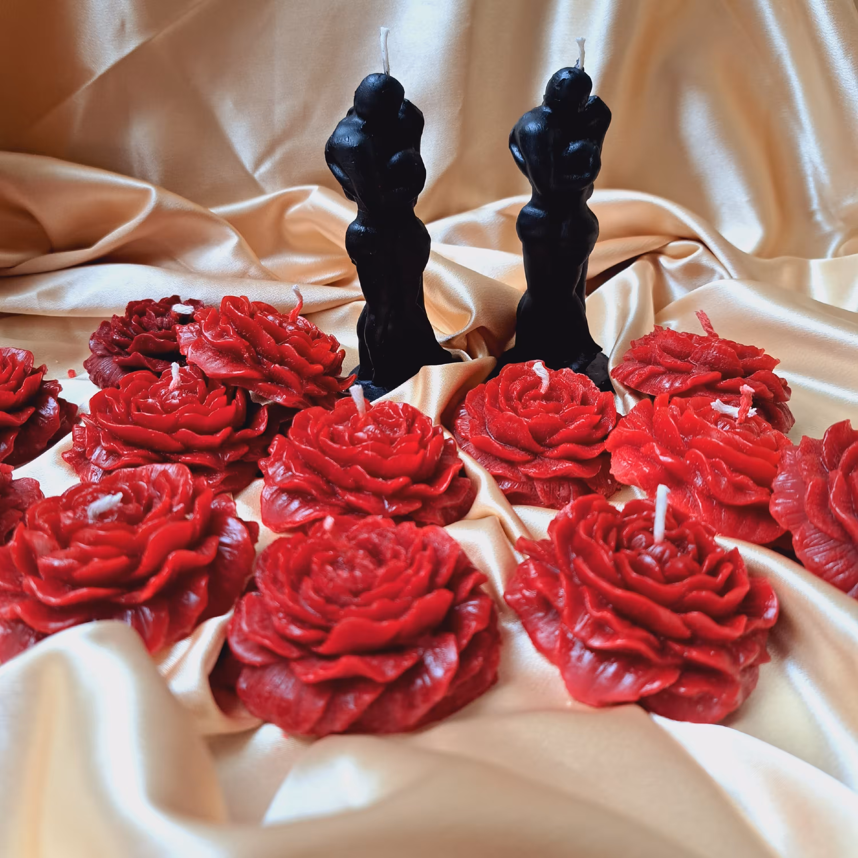 شمع ست عاشقانه شمع اغوش و گل آلاله شامل 2 عدد شمع اغوش مشکی و 10 عدد شمع آلاله 