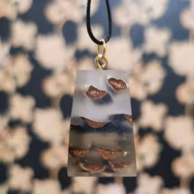 آویز رزین مدل روستیک طرح کاج طبیعی