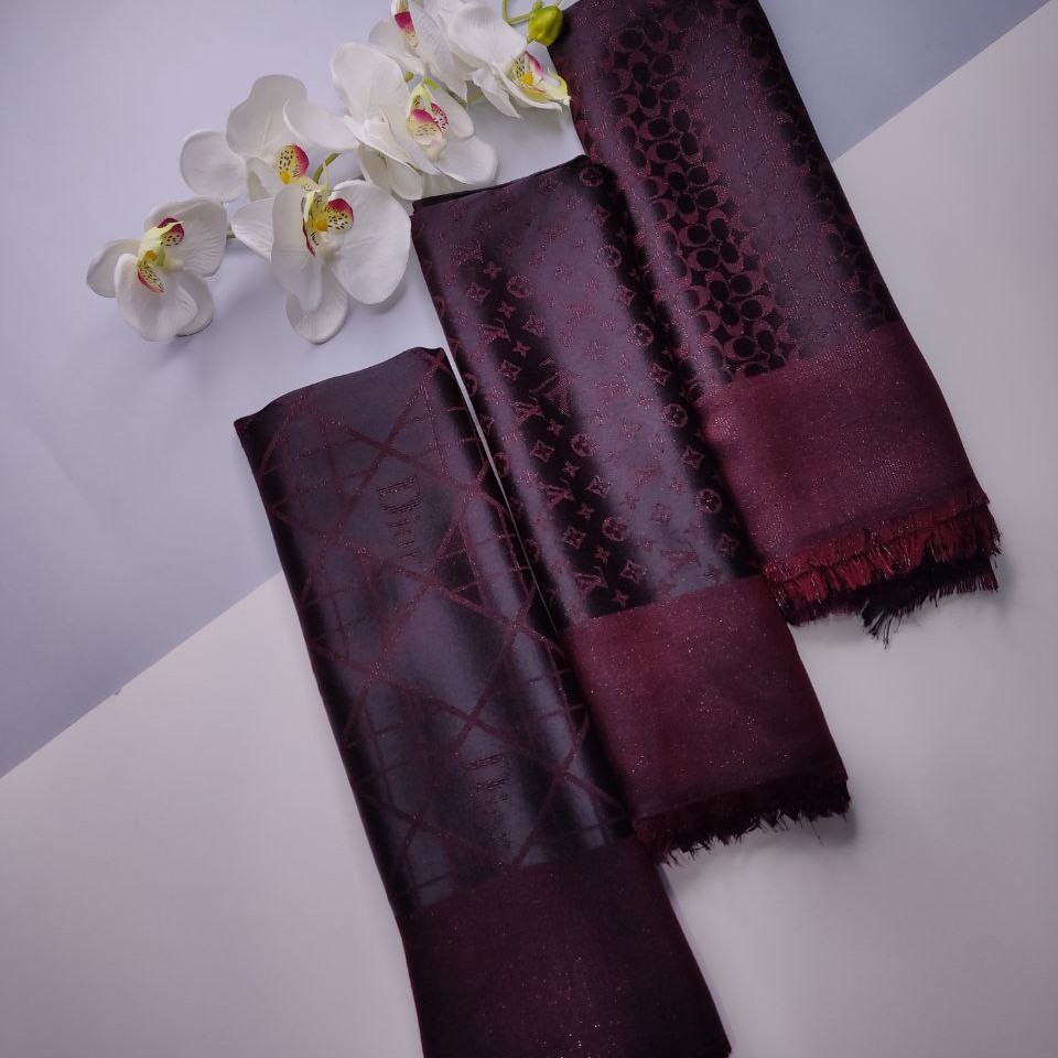روسری نخ ابریشم ژاکارد دورو لمه دار وارداتی رنگ عنابی مشکی طرح کوچ (ارسال رایگان)
