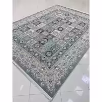 فرش ماشینی 1500 شانه گل برجسته اصل تراکم 4500 طرح ارسباران زمینه طوسی 12 متری جنس اکرولیک