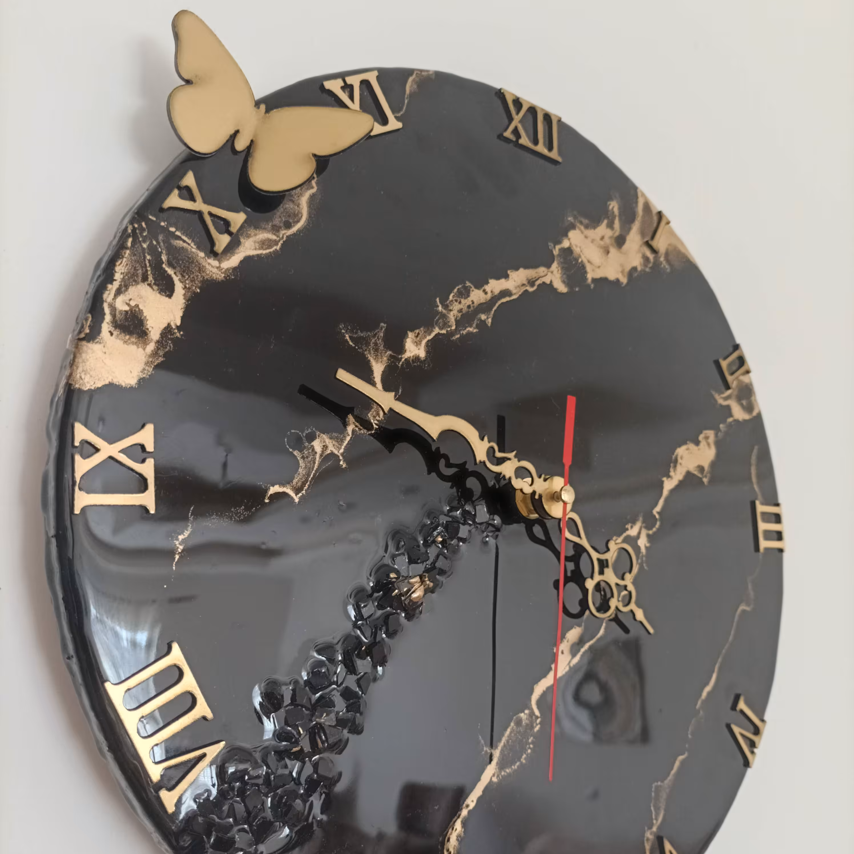  ساعت دیواری رزین بسیاربراق  با دو لایه رزین طرح مرمرمشکی و طلایی سی سانتی