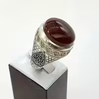 انگشتر عقیق یمنی سرخ کرزی با رکاب دست ساز قلمکاری شده دور برلیان