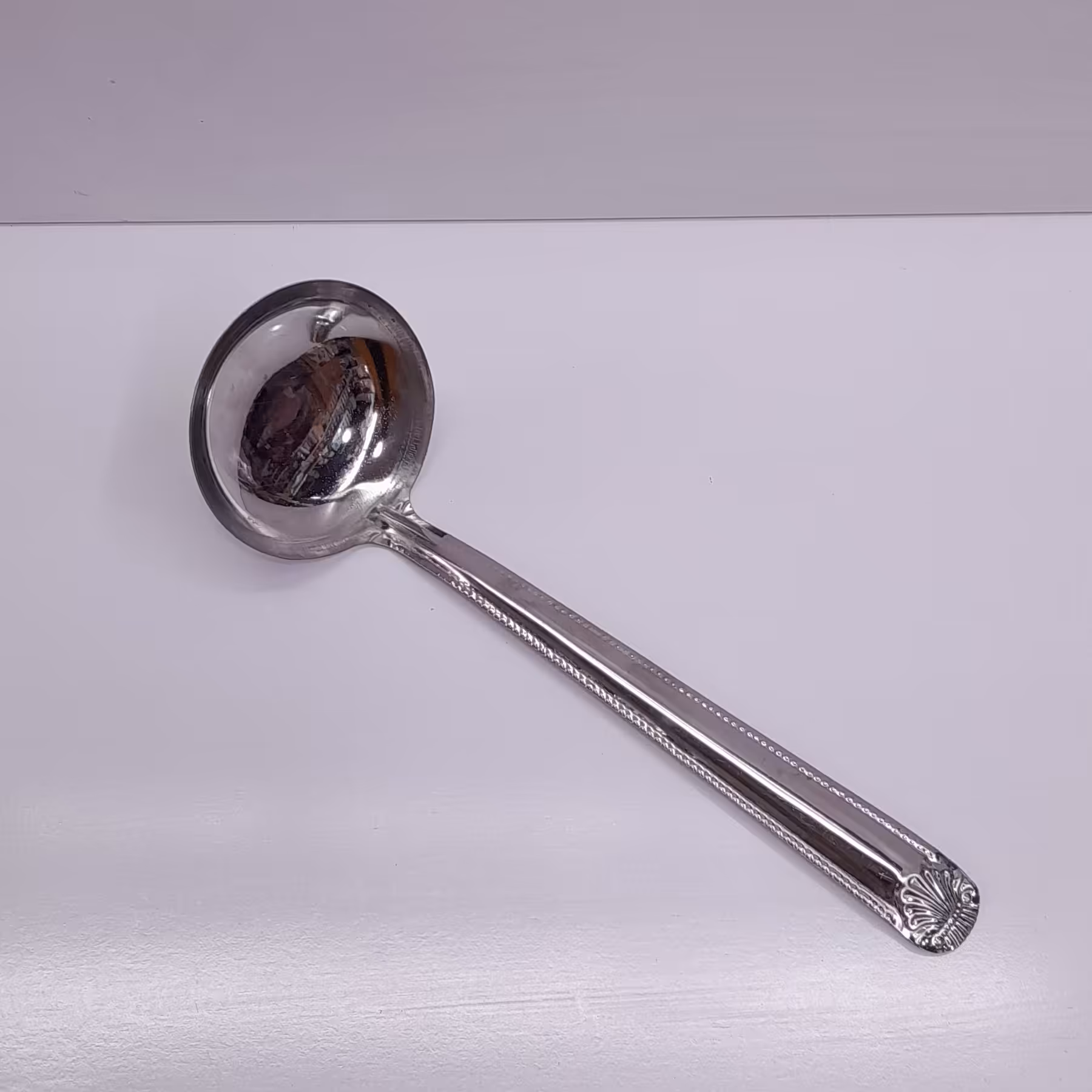 ملاقه دسته بلند در پلاسکو خورشید شب