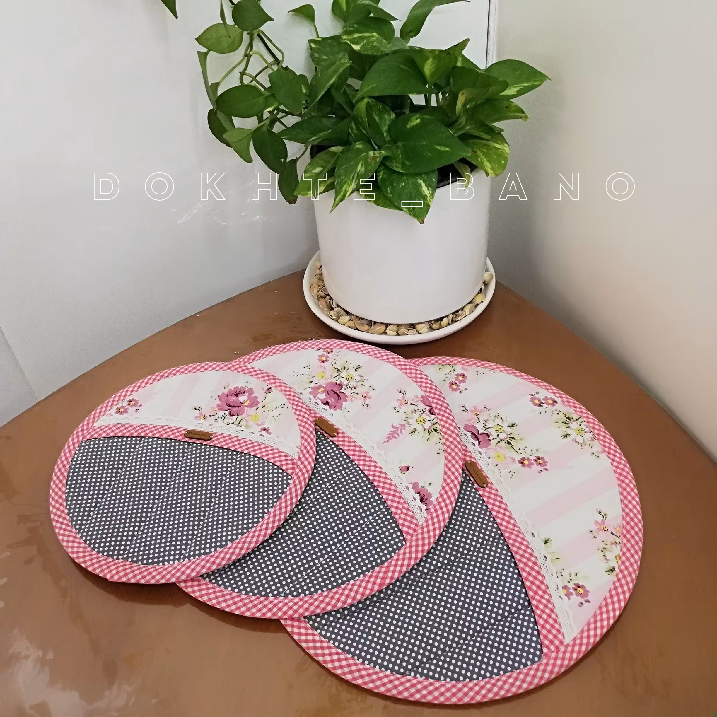 دمکنی سه تایی هلالی سایز 24.28.34 مطلسه دوزی شده توسی صورتی 