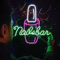 تابلو نئون طرح کاشت ناخن و زیبایی 2سال ضمانت 