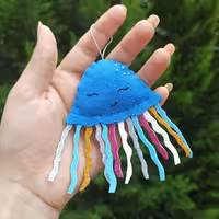 عروسک و جاسوییچی نمدی ، در رنگ بندی های متنوع و دلخواه شما 