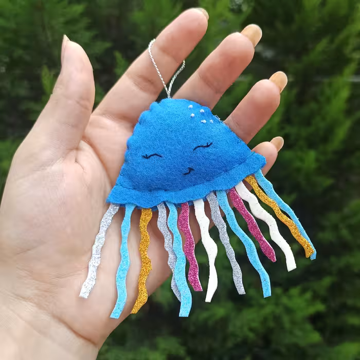 عروسک و جاسوییچی نمدی ، در رنگ بندی های متنوع و دلخواه شما 