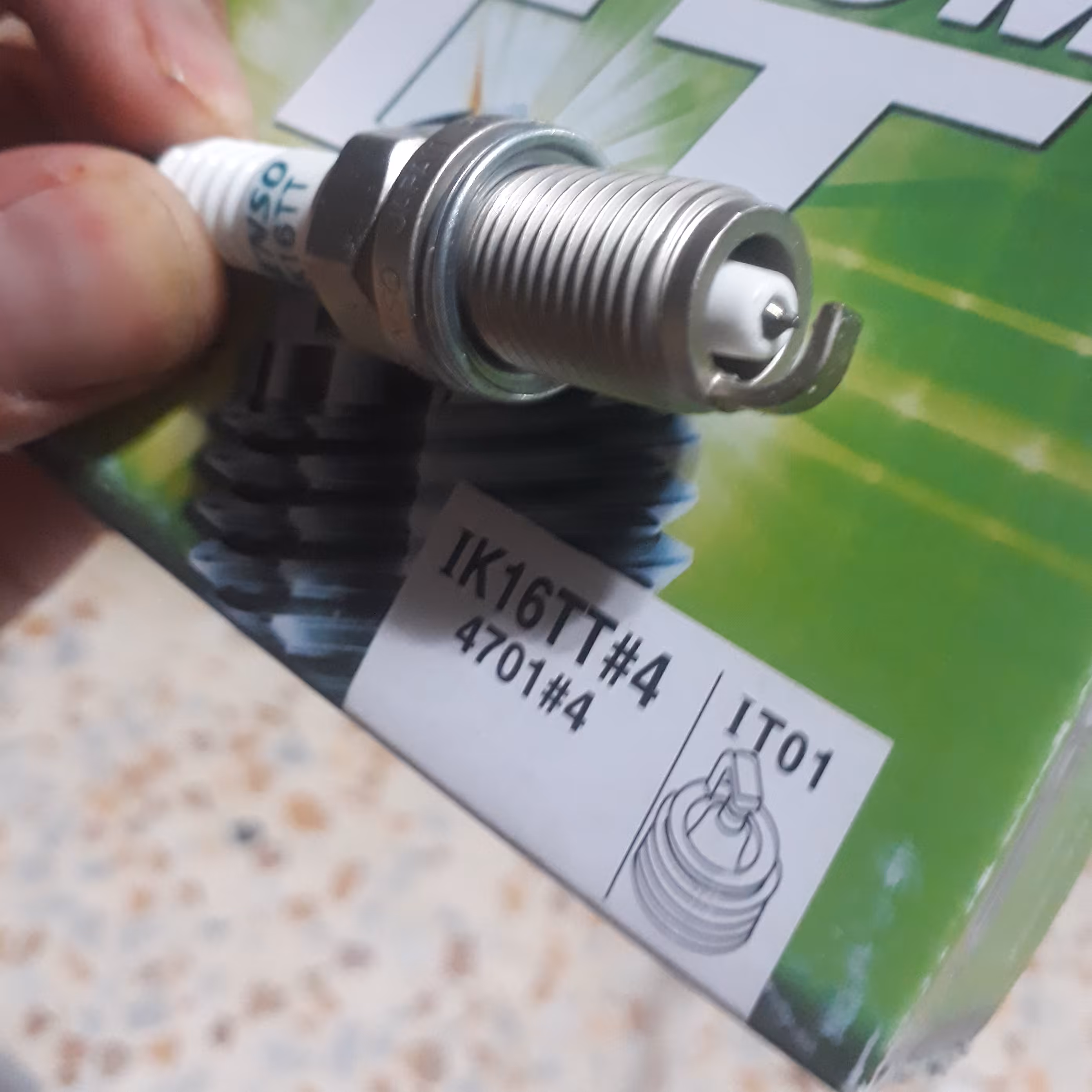 یک دست شمع سوزنی ایریدیوم پایه کوتاه مدل IK16TT با کد حرارتی 4701