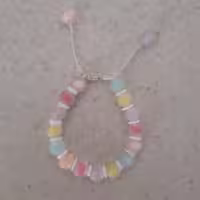 دستبند اسپرت با مهره فانتزی یخی مات و فیموی واشری و قفل کشویی مناسب برای همه سنین