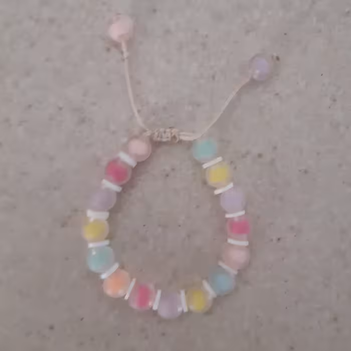 دستبند اسپرت با مهره فانتزی یخی مات و فیموی واشری و قفل کشویی مناسب برای همه سنین