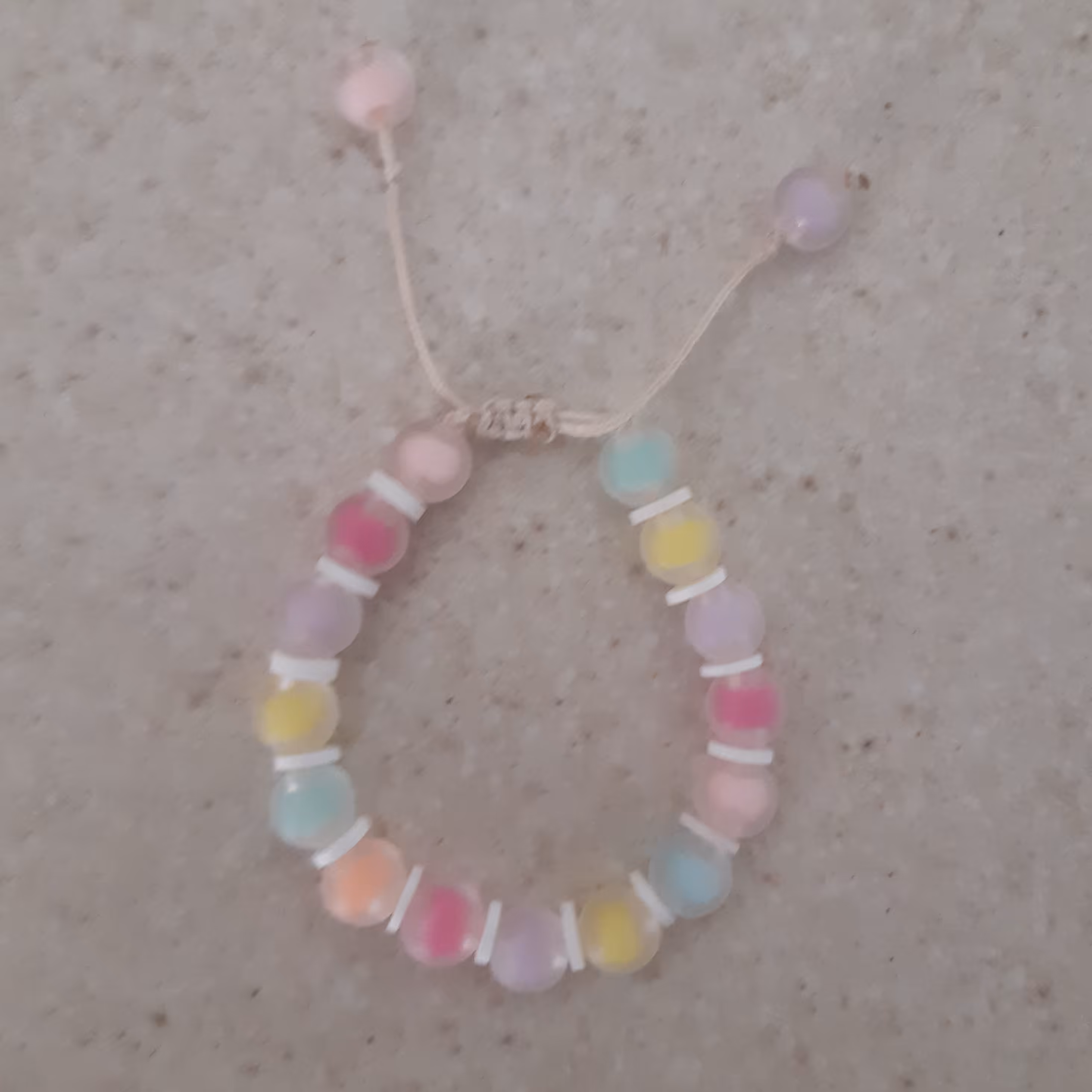 دستبند اسپرت با مهره فانتزی یخی مات و فیموی واشری و قفل کشویی مناسب برای همه سنین