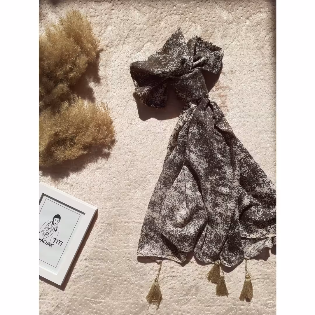 شال پاییزه و بهاره و زمستانه نخی کرم قهوه ای نسکافه ای منگوله دار شال نخی دو رنگ قهوه ای شال پاییزه برفکی تک رنگ
