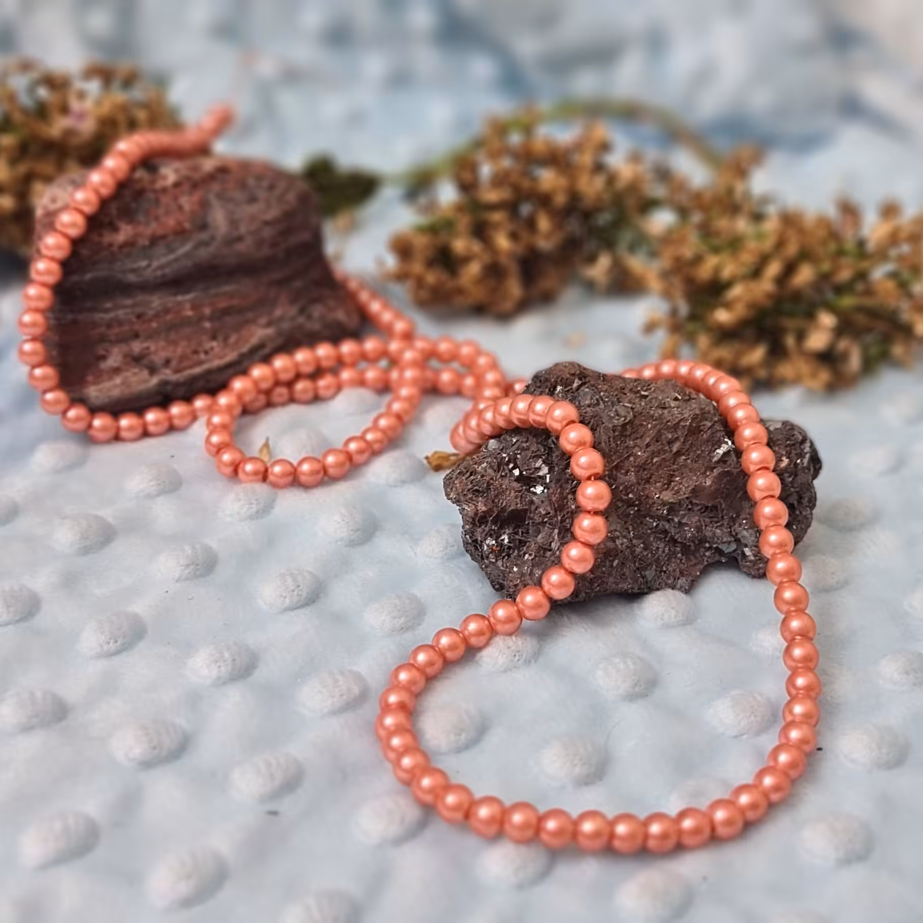 مروارید سنگی شماره 6، ،شامل (140-الی- 142) عدد مروارید 
رنگ گلبهی ،نارنجی کم رنگ ،روشن  ،  براق  صدفی مطابق عکس