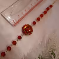 دستبند رزینی قلب طلائی با مهره های کریستالی و قاب برنجی قابل تنظیم با دست 