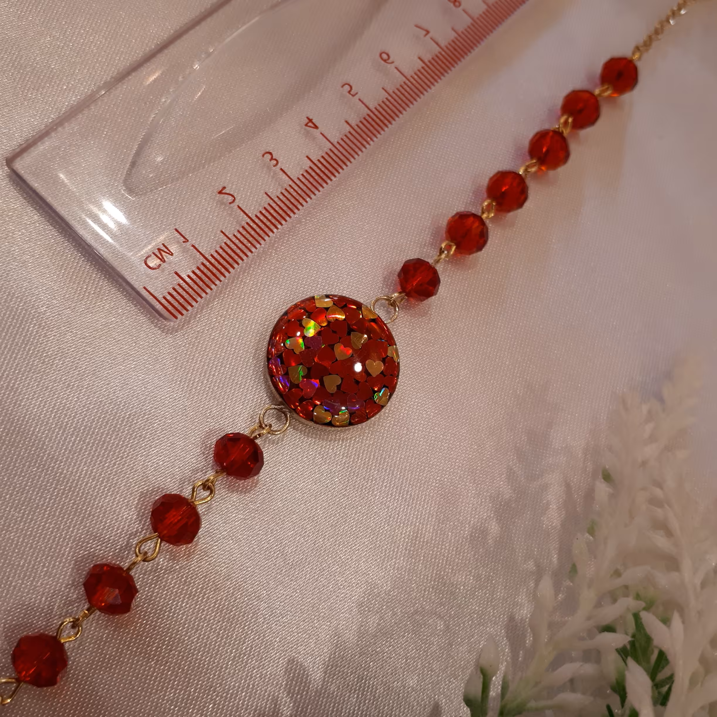 دستبند رزینی قلب طلائی با مهره های کریستالی و قاب برنجی قابل تنظیم با دست 