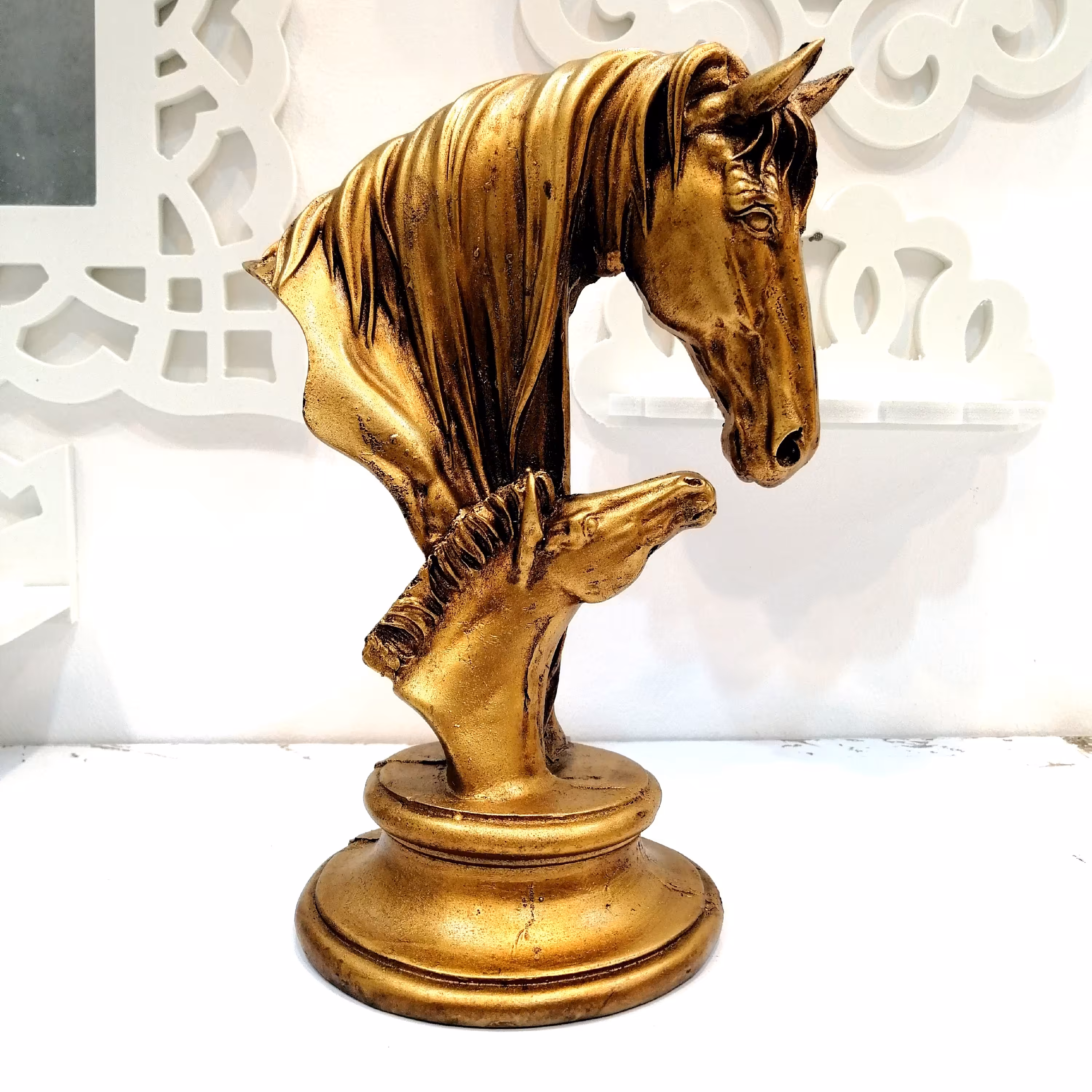 مجسمه دکوری اسب طلایی پلی استری