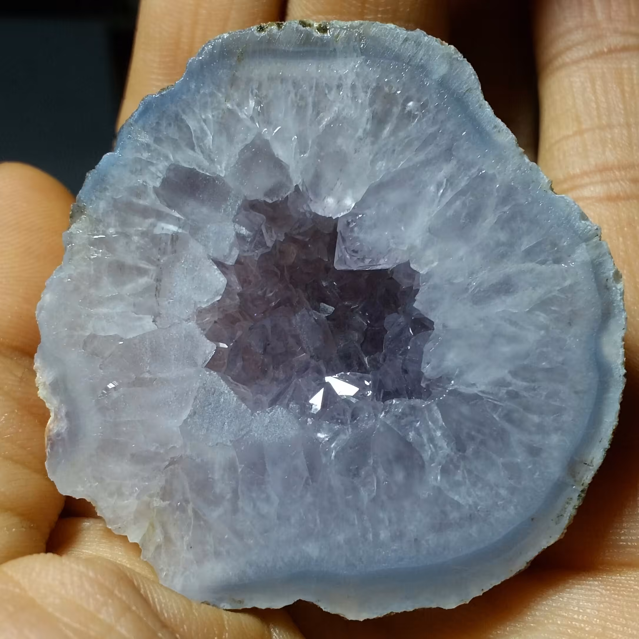 سنگ راف آمیتیس توپی توخالی بلور درشت پر رنگ خارق العاده بسیار زیبا دیدنی کاملا طبیعی شاهکار خلقت خااااص
کد 8604