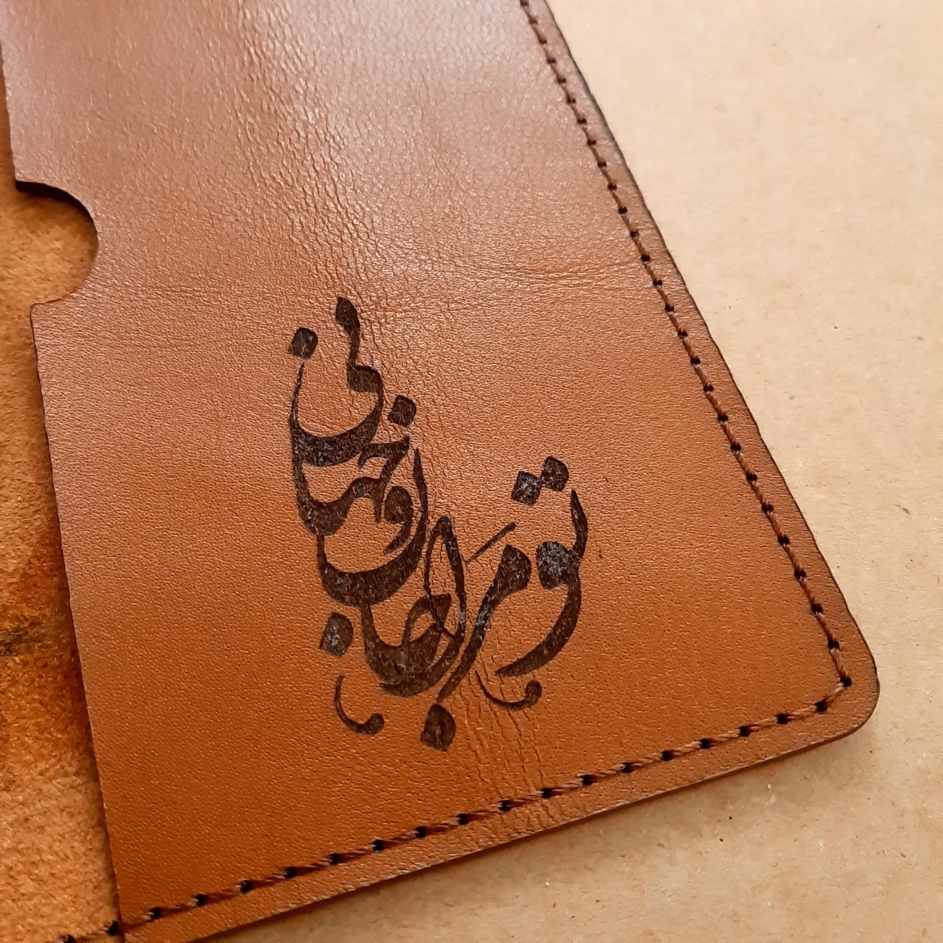 حک متن روی کیف و محصول چرم