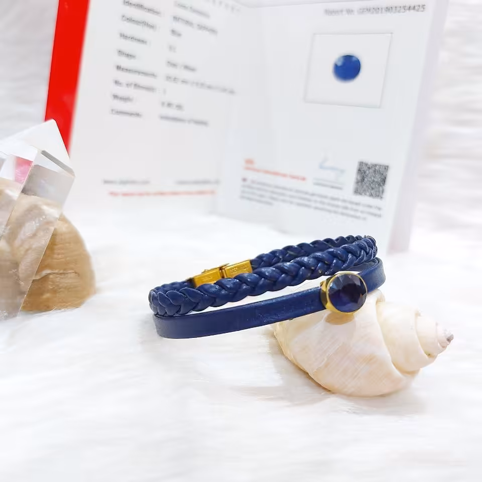 دستبند چرم ترکیبی ساده و حصیری
با نگین‌یاقوت کبود شناسنامه دار💎

قاب نقره با آبکاری طلا💥
یراق رنگ‌ثابت درجه یک