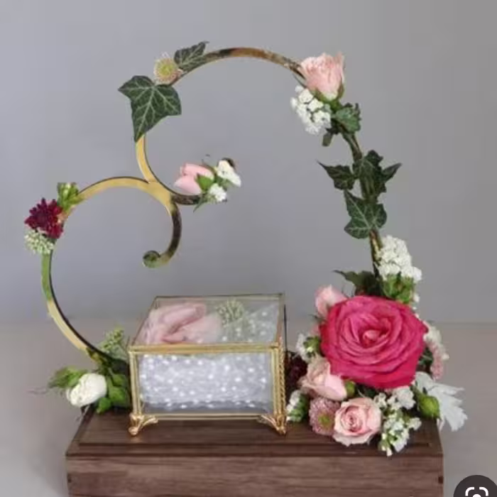 جا حلقه ای و استند حلقه عروس وداماد خوشبخت ،جنسش از پلکسی و چوبی و گل های آن پارچه ای میباشد