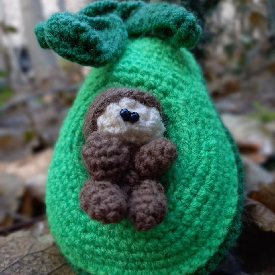 عروسک کرم و میوه آووکادو