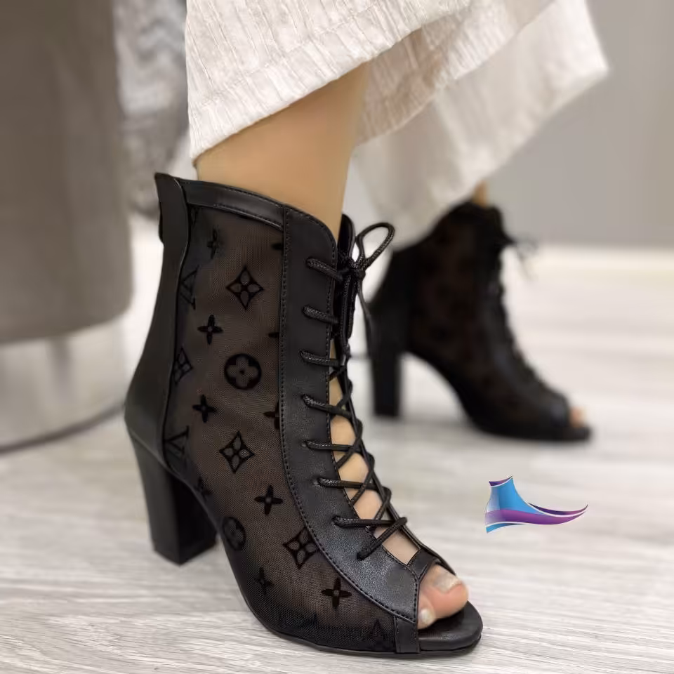 کفش مجلسی 
کد 178 
قالب استاندارد 
پاشنه 8 سانت
جنس چرم 
مدل جدید
Size37ta40