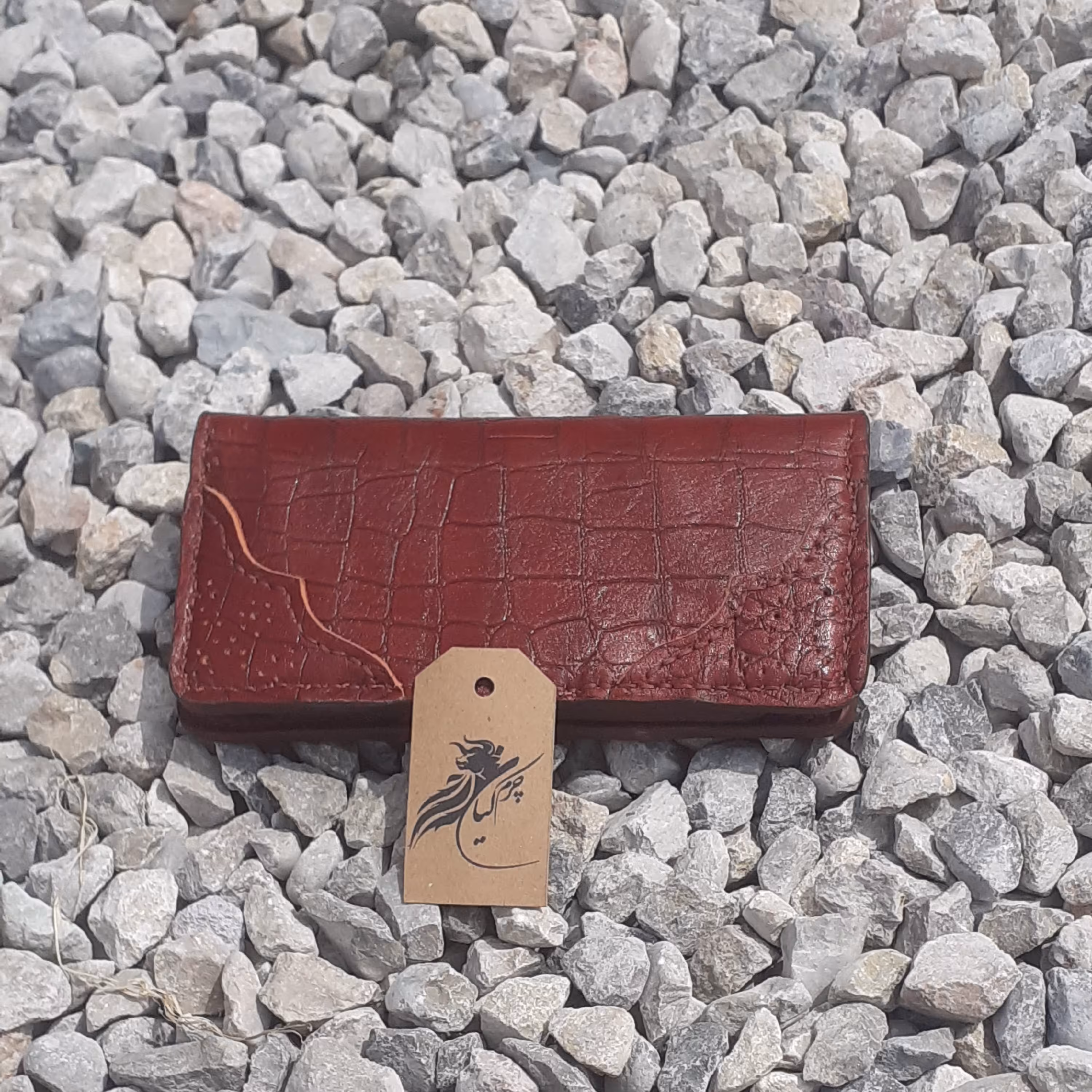 کیف پول
بسیار شیک و جادار. از خوشگل و خوش دوخت بودنش هرچی بگم کم گفتم. کاملا دست ساز و دست دوز هستش.