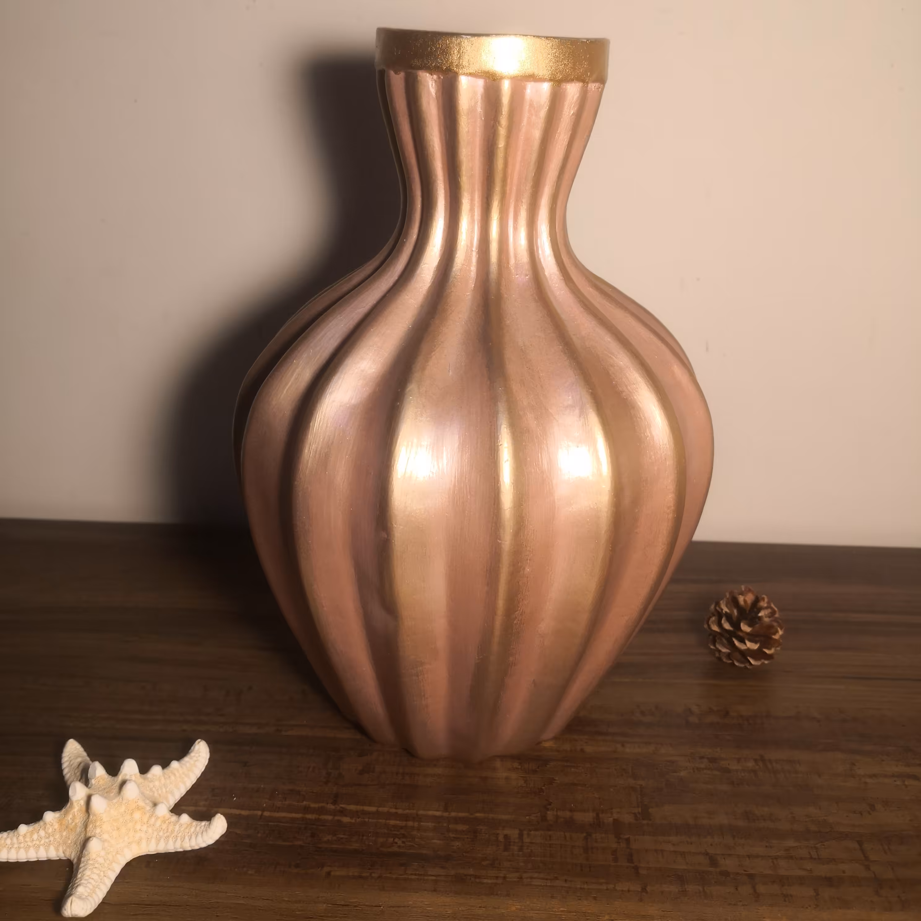 گلدان پلی استر با رنگ رزگلد طلایی و ارتفاع22 سانتیمتر 