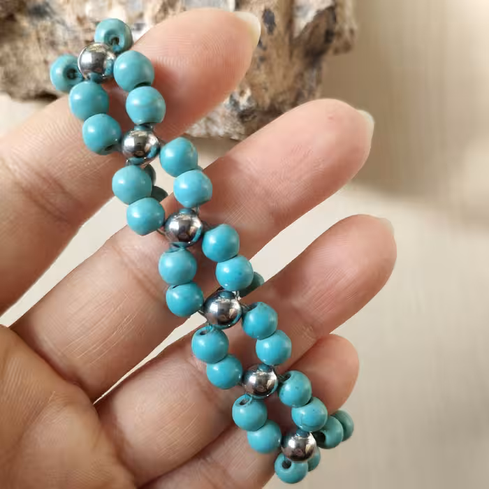 دستبند فیروزه با سنگ فیروزه هندی اصل  و سنگ حدید  دستبند کشی قابل ساخت به اندازه دست شما با خواص سنگ فیروزه و حدید 