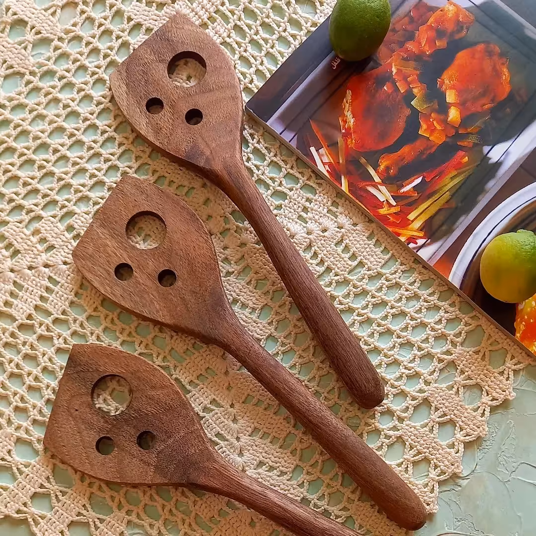 کفگیر برگردان و سرخ کن چوبی دست ساز برند بارلی چوب مدل افرند 25 سانتی جنس چوب گردو (1عددی) کد bar0102