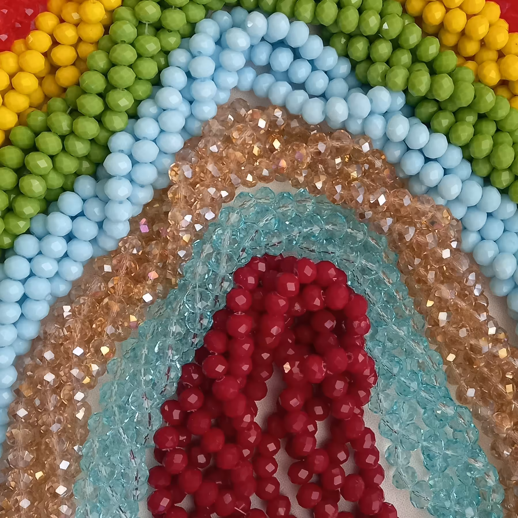 کریستال سایز 8 وزن محصول 30 گرم اندازه هر ریسه 40 سانت تعداد مهره در هر ریسه 65 مهره