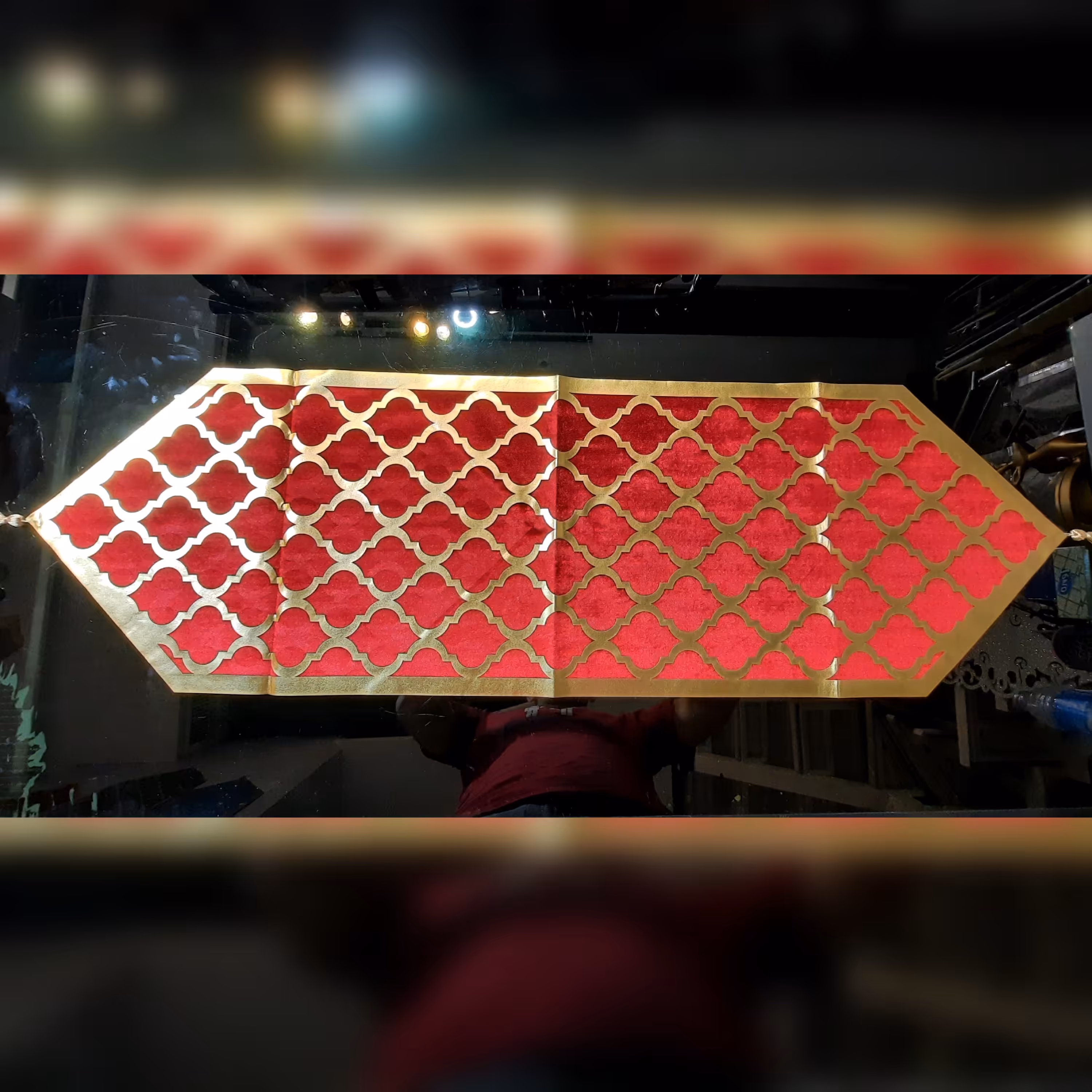 رومیزی جلومبلی مخمل و چرم رنگ زیبای طلایی و زرشکی سایز 90 در 40