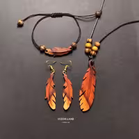 ست گردن آویز پر با بند چرمی قابل تنظیم