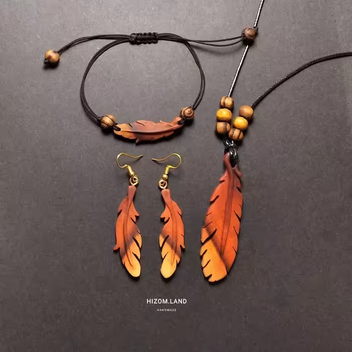 ست گردن آویز پر با بند چرمی قابل تنظیم