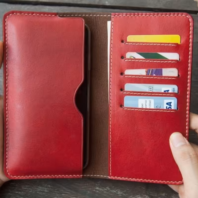 کیف پول کتی از چرم طبیعی  و دستدوز قابل ارائه در رنگهای مختلف میباشد