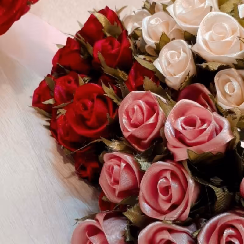 غنچه گل رز روبانی، شاخه ای 