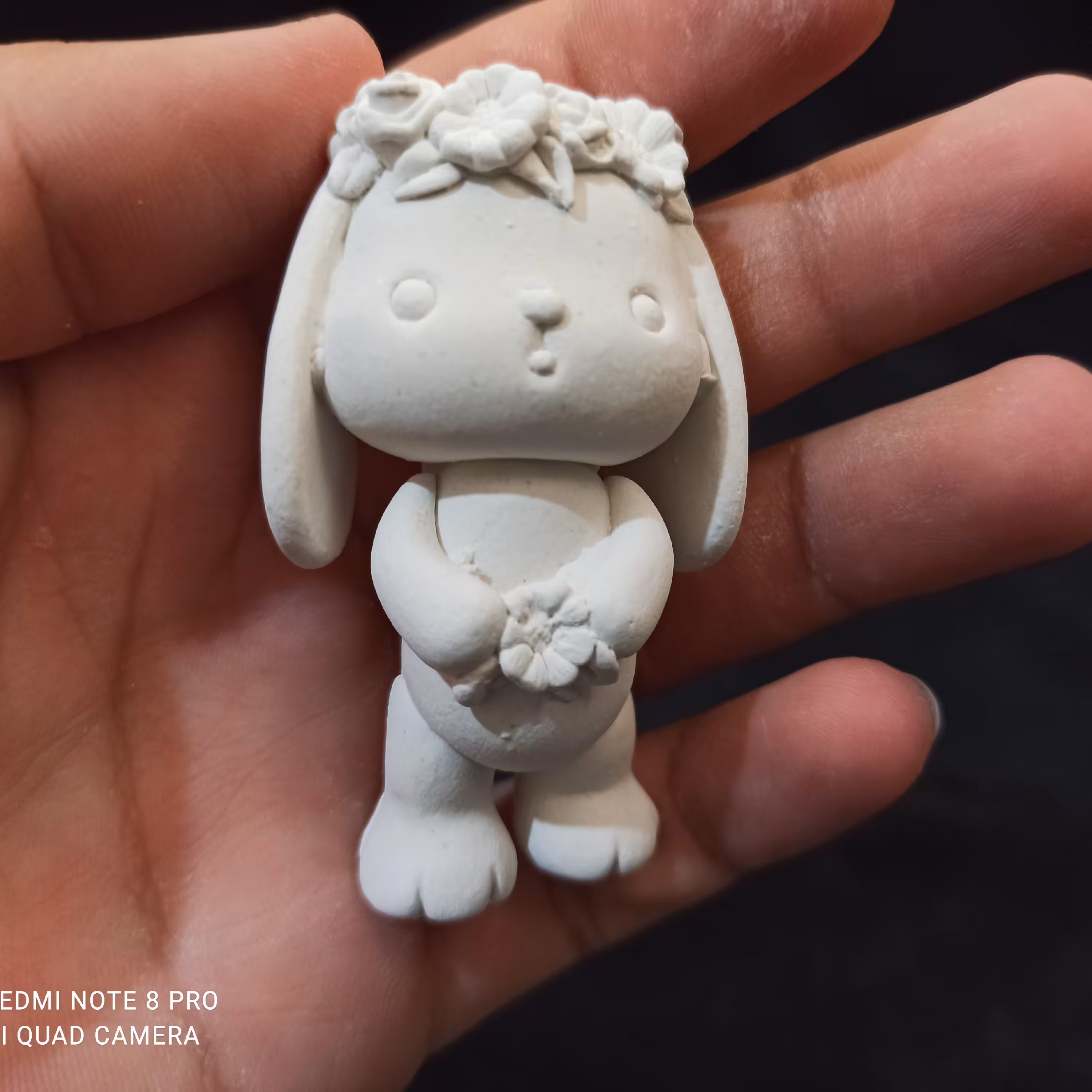 بیس خام خرگوش بتنی سنگی نماد سال 1402 پشت تخت گوش خمیده