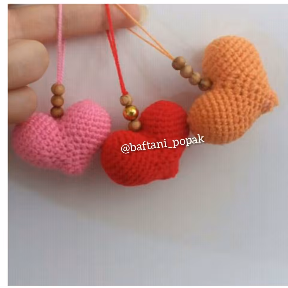 جاکلیدی قلب زیبا و شیک درغرفه بافتنی پونه..دررنگ دلخواهت سفارش بده...حلقه کلید توی عکس نداره ولی میندازم براتون اگربخاید