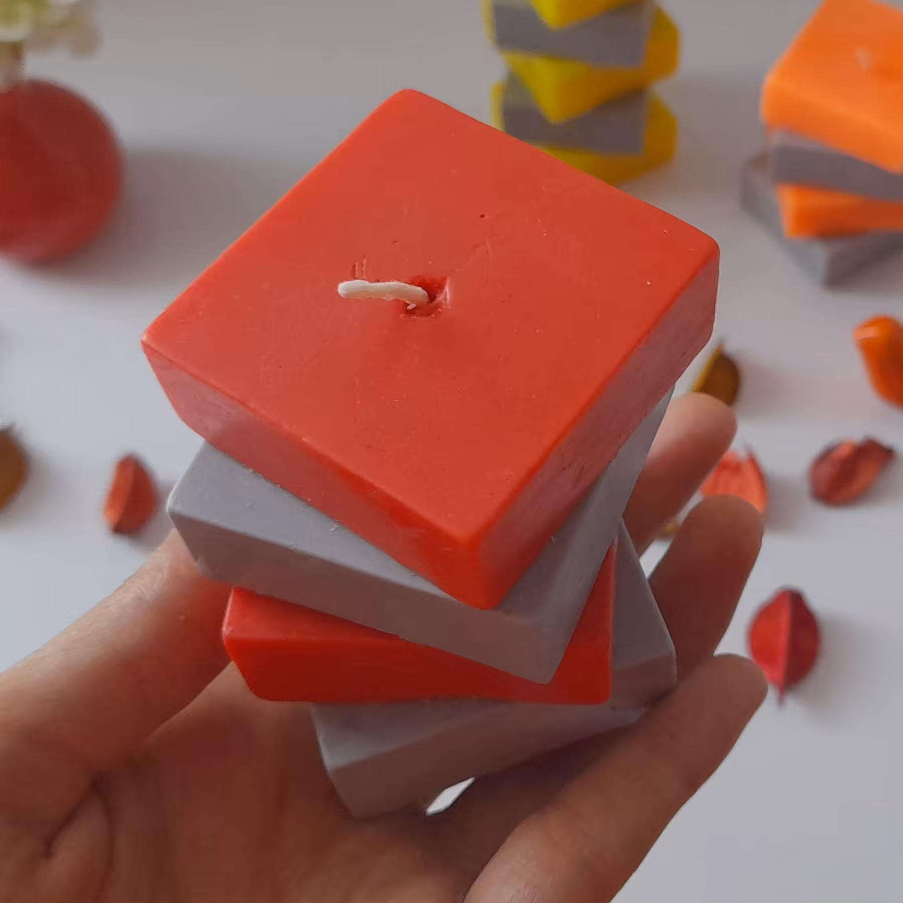 شمع طبقه ای قرمز و طوسی