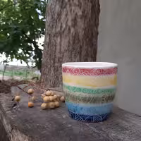 لیوان یا جاقلمی سرامیکی طرح رنگین کمان.  نقاشی شده با دست به سبک اسگرافیتو