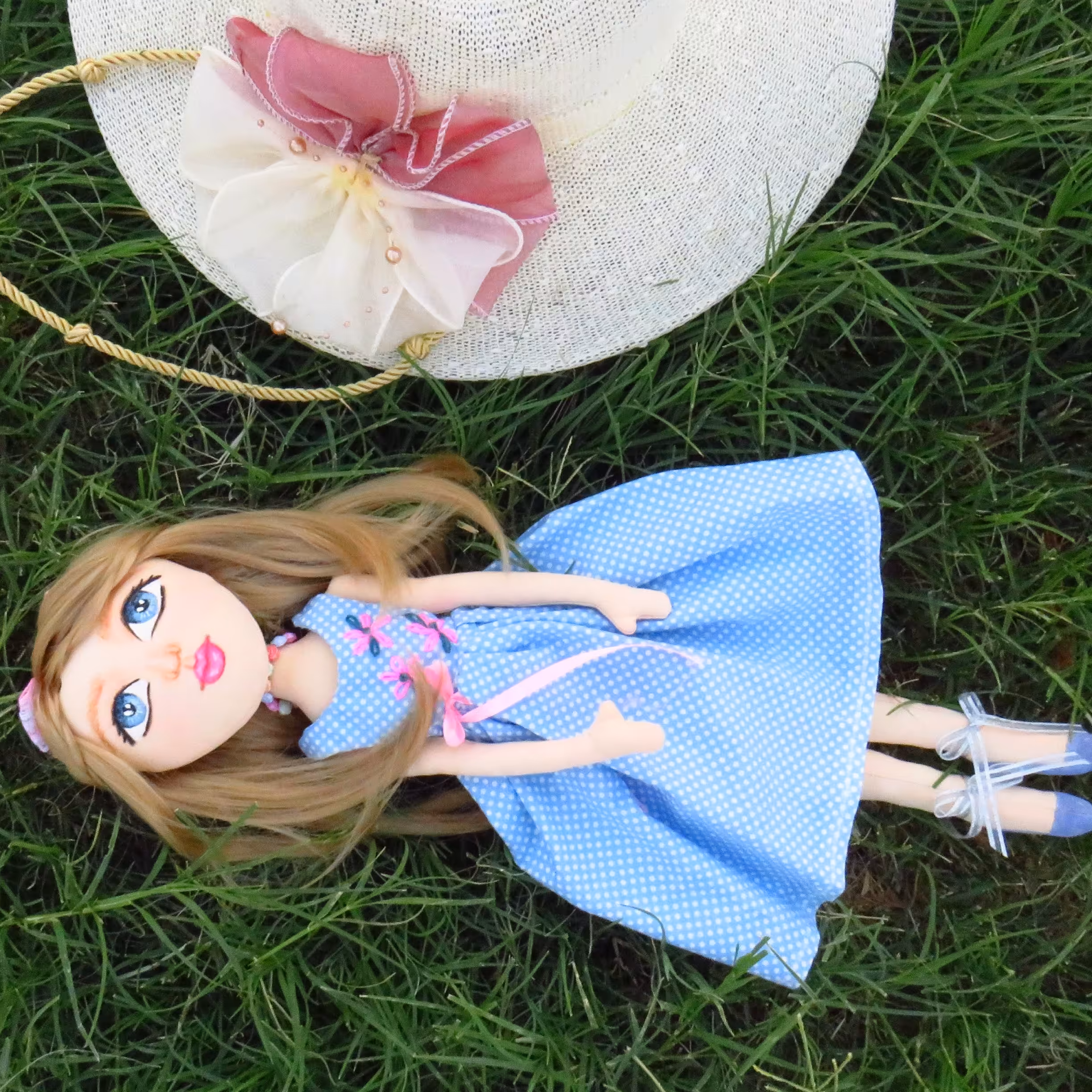 عروسک دختر  پیراهن گلدوزی شده قد 50 سانتیمتر