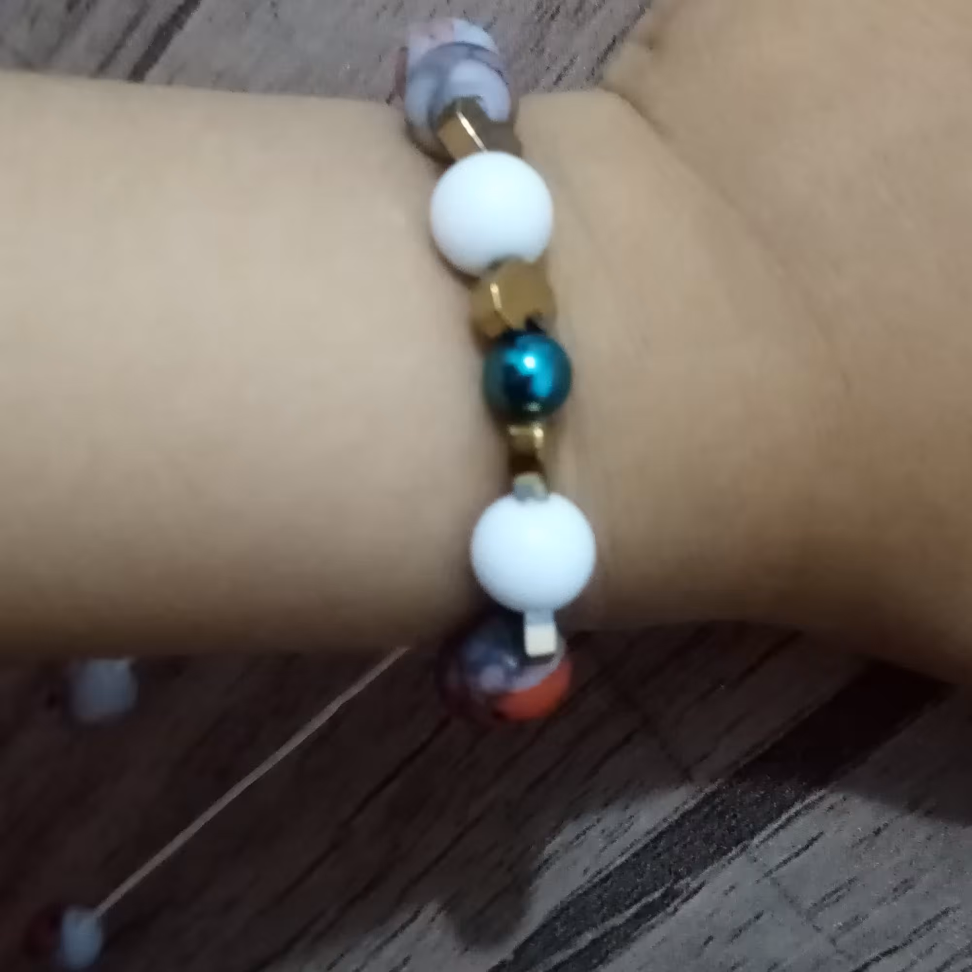 دستبند حدید و آب رنگی